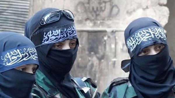 ينصح التقرير السلطات البريطانية بعدم الاستهانة بخطر النساء واعتبارهن مجرد زوجات غادرن للالتحاق بشركائهم في الخارج