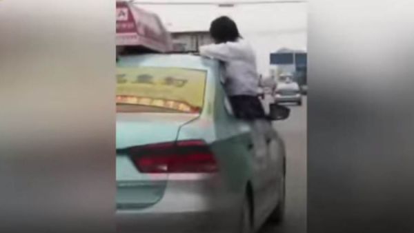 حل الواجبات المدرسية على سقف السيارة
