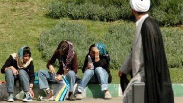 ويستخدم التطبيقان من قبل العديد من الشركات للتواصل مباشرة مع عملائها.

