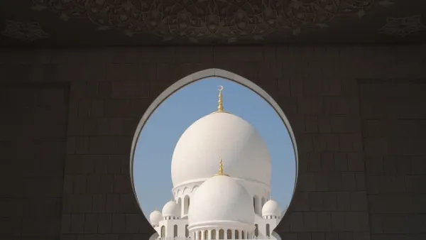 Sheikh Zayed Mosque in Abu Dhabi welcomed more than 2.56 million tourists in 2012. (Pixabay)