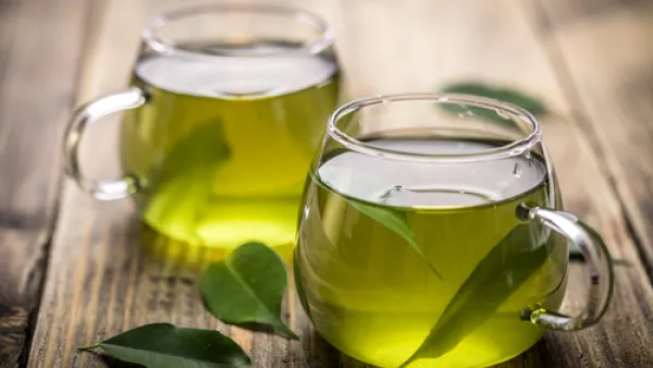 الشاي الأخضر يمكن أن يخفف إحتباس الماء ،فهو مدر للبول ويحتوي على الكافيين