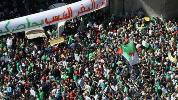 انتشرت دعوات على نطاق واسع لمواصلة الحراك من أجل رحيل باقي رموز النظام