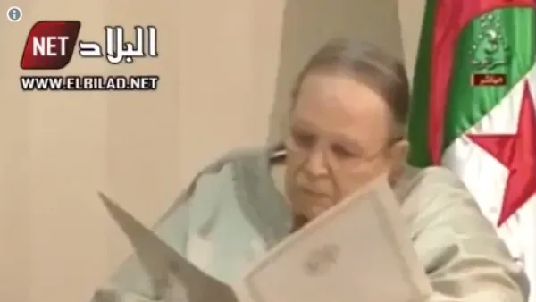 بدا بوتفليقة منهكا صحيا، يرتدي قميصا أبيض وجالسا على كرسي متحرك
