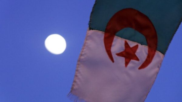 تقول الجزائر إن السوريين الذين وصلوا برا من الجنوب أفراد من جماعات المعارضة السورية المهزومة