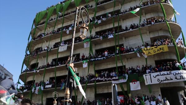 حث المعارضون الجزائريون الجيش على عدم التدخل في "خيارات الشعب"