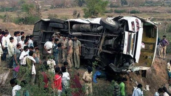 عشرة قتلى بانقلاب حافلة تقلّ مشجعي كرة قدم في الإكوادور

