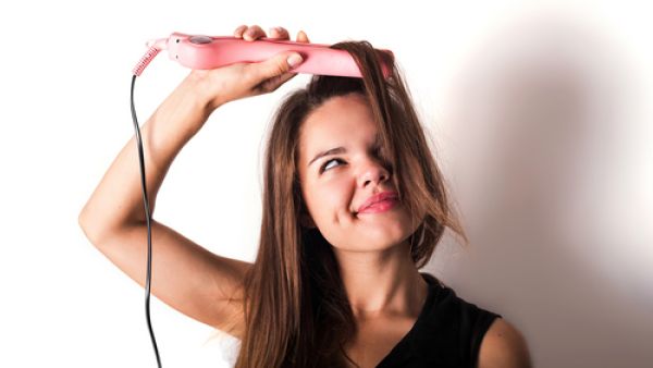 مكواة الشعر تسبّب تقصف الشعر بشكل كبير