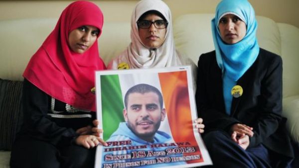 Omaima (left) Fatima and Somaia Halawa sisters of Ibrahim Halawa whose trial in Egypt has been postponed. (Twitter/Irish Times)