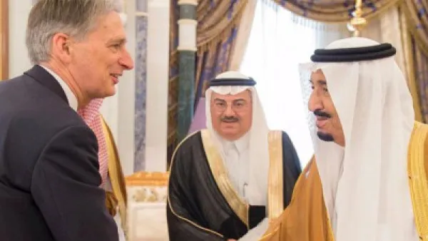 وزير الخارجية البريطاني فيليب هاموند خلال لقائه مع العاهل السعودي