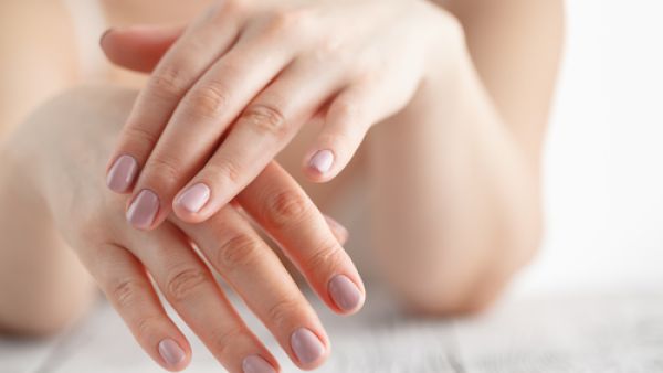 يحدث اسمرار اليدين للعديد من الأسباب، ومنها: كثرة التعرّض لأشعّة الشمس