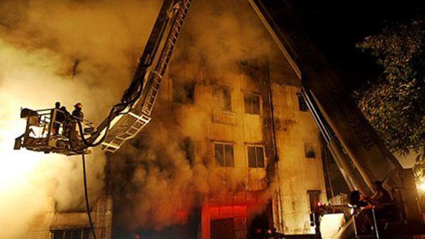 10 قتلى على الأقل بحريق داخل مصنع في بنغلادش