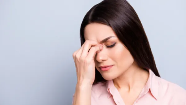 من العلاجا ت المنزلية لصداع الصيف تدليك المناطق المحيطة بالعينين

