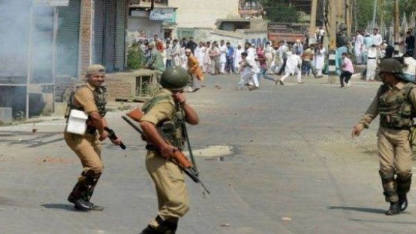 الهند تستنجد بباكستان لانقاذها من مظاهرات الكشميريين
