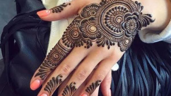 تعتمد العروس الإماراتية نقوش الحناء المختلفة كنوع من الزينة البسيطة 