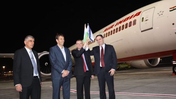 الوزير الإسرائيلي علق على الرحلة بالقول: نقيم لأول مرة مدنية مع البلد العربي الأكثر أهمية 
