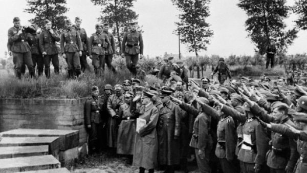 صورة ارشيفية تعود للعام 1940 وتظهر ادولف هتلر يحيي الجنود الالمان الذين قتلوا في الحرب العالمية الاولى
