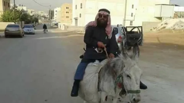 معلم يمتطي حمارا متوجها الى مدرسته