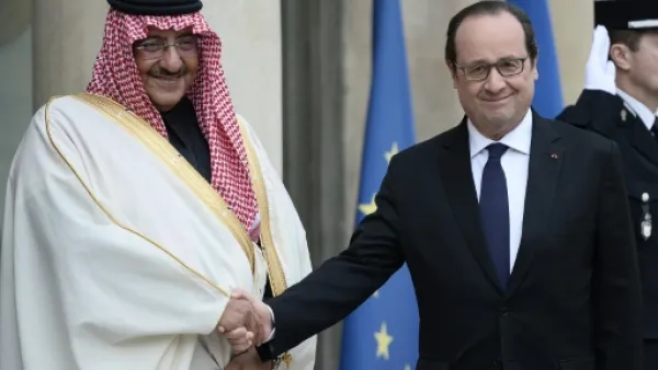 هولاند يقلد ولي العهد السعودي وسام جوقة الشرف
