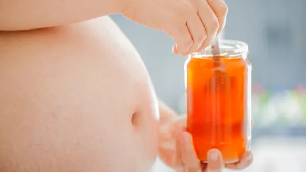 العسل يمد الحامل بالعناصر الضرورية لصحتها كالفيتامينات والحديد والسكريات

