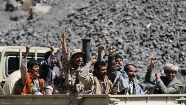 حوثيون داخل شاحنة مكشوفة يجوبون شوارع صنعاء