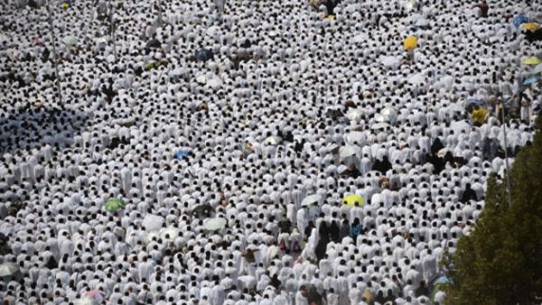 حجاج بيت الله الحرام يفيضون من عرفات إلى مزدلفة
