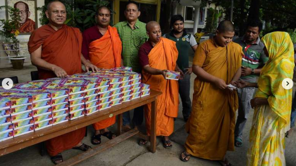 Buddhist monks in Bangladesh give out Iftar meals to Muslims at a shrine in Dhaka in 2015. (PHOTO: AFP)