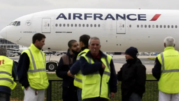 Air France employees on strike at Charles de Gaulle Airport in October 2015. (Photo: Kenzo Tribouillard, AFP)