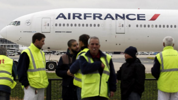 Air France employees on strike at Charles de Gaulle Airport in October 2015. (Photo: Kenzo Tribouillard, AFP)