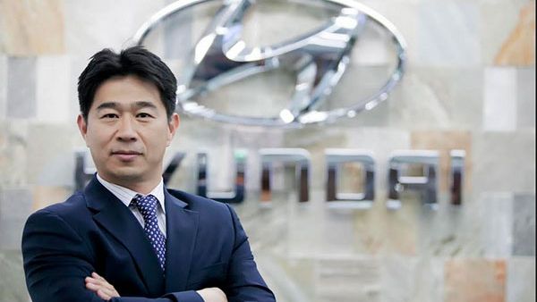The use of driverless technology and move towards electrified drivetrains will be two top trends for new car showrooms in 2018, according to Hyundai Middle East chief.