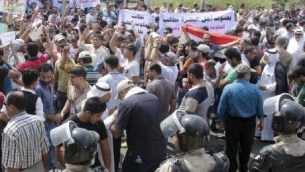 عراقيون يرددون شعارات خلال مظاهرة للاحتجاج على انقطاع الكهرباء في البصرة