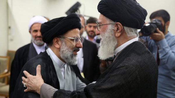 إزاحة لاريجاني وشهرودي تفسح المجال لولي فقيه شاب