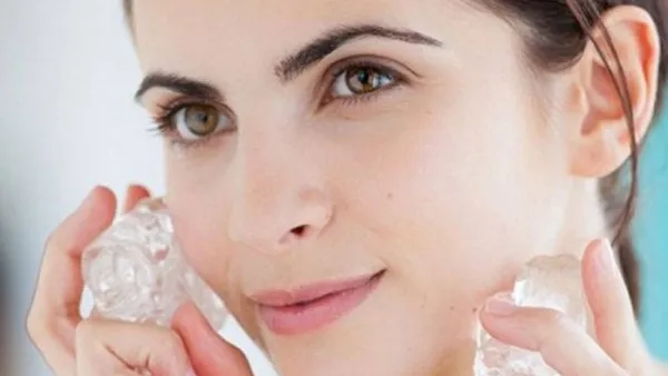 يساعد مكعب الثلج علي التقليل من وجود الهالات السوداء حول العين (shutterstock.com)
