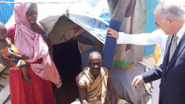 مخاوف من أن يكون عشرات آخرون محاصرين تحت الأنقاض