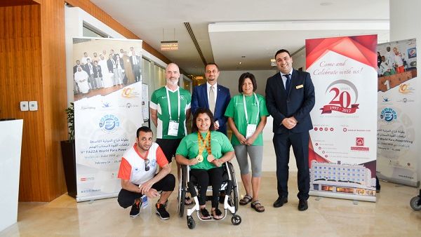 ياسر موسى، مساعد المدير التنفيذي مع الفائز الذهبي في 9 فزة بارا رفع الاثقال الألعاب 2018 بريتاني ومدربها في البستان مركز ومركز الإقامة اللوبي.