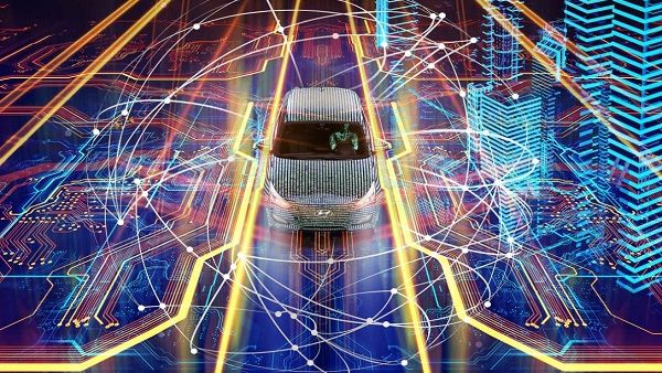تقنية V2X تحسّن سلامة المركبات والطرق وتُيسّر التنقل وتعتبر ضرورية للقيادة الذاتية