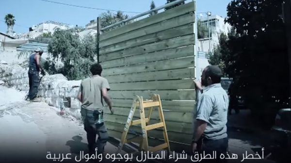 عرض الفيلم مجموعة من الأمثلة على منازل تسربت بأموال إماراتية