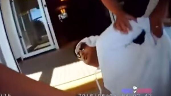 لحظة اعتقال رجل أعمال إماراتي في أمريكا بسبب زيه الخليجي