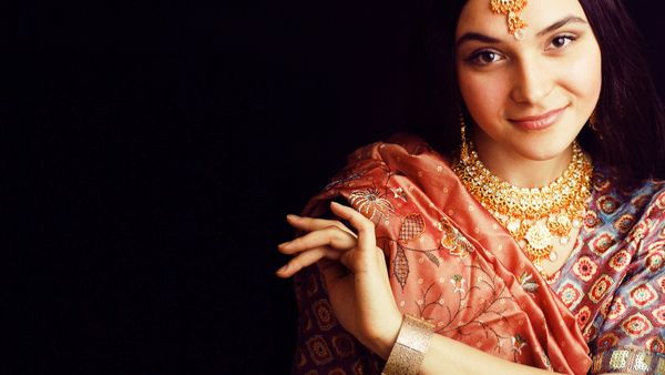 تشتهر الهنديات بجمال شعرهن واعتنائهن به (shutterstock.com)