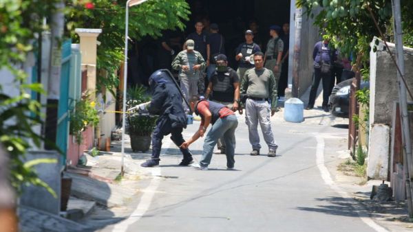 The Indonesian bomb squad responds to a bomb threat in Solo, Indonesia, in 2012. (AFP/File)