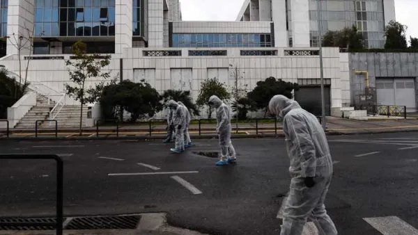طوقت الشرطة المنطقة وعثرت على حقيبة تحتوي على مادة متفجرة خارج المبنى