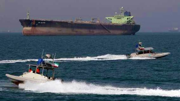 الحرس الثوري الإيراني يطلق النار مع دخول حاملة طائرات أمريكية للخليج