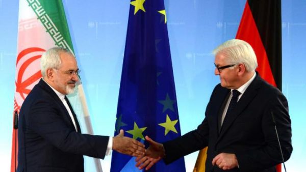 German Foreign Minister Frank-Walter Steinmeier welcomes his Iranian counterpart Mohammad Javad Zarif on Jan. 15, 2015, in Berlin. (AFP/Jonh MacDougall)
