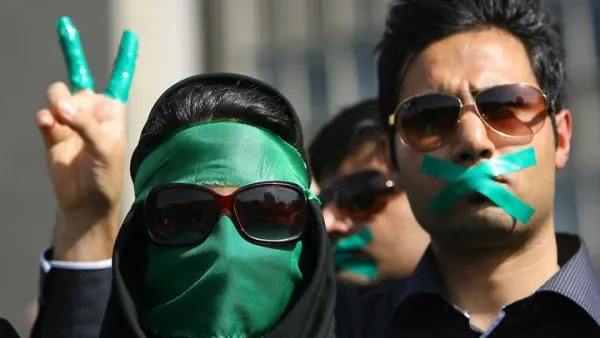 موقف آية الله خامنئي في وقت تسعى إيران إلى الخروج من عزلتها 
