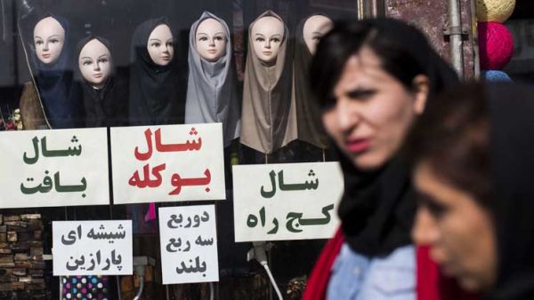 يعاقب القانون الإيراني النساء السافرات، بالحبس شهرين ودفع غرامة 50 ألف تومان (نحو 12 دولارا) 