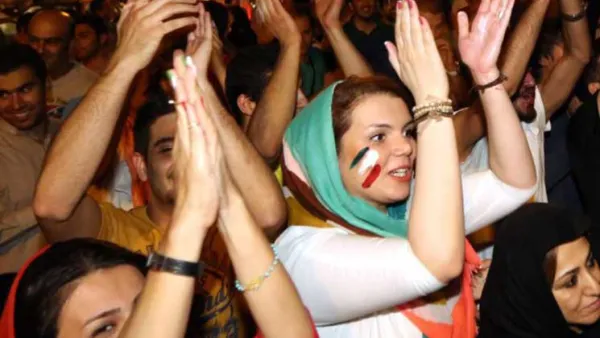 إيران تفرض غرامة على طلي النساء لأظافرهن ووضع النظارة الشمسية