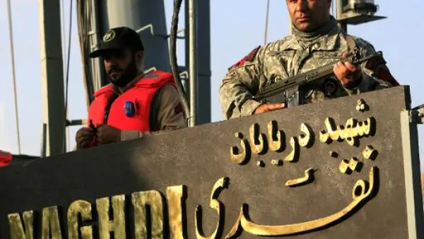 جنود على متن الفرقاطة الايرانية نقدي
