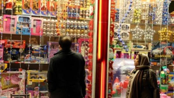 ايرانيون يشاهدون واجهة محل تجاري يبيع زينة عيد الميلاد في طهران/أ.ف.ب