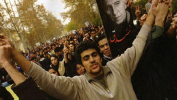 تظاهرة لاصلاحيين ايرانيين يرفعون صورة محمد مصدق الذي يعتبره بعض الايرانيين بطلا وطنيا/أ.ف.ب