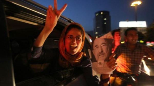 ايرانية تحتفل بنجاح روحاني/أ.ف.ب