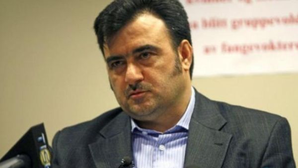الدلبلوماسي الايراني فرزد فرهنغيان خلال مؤتمر صحافي في اوسلو الثلاثاء
